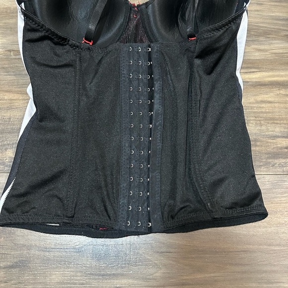 Halloween Black and Red Lace Corset - Picture 4 of 5